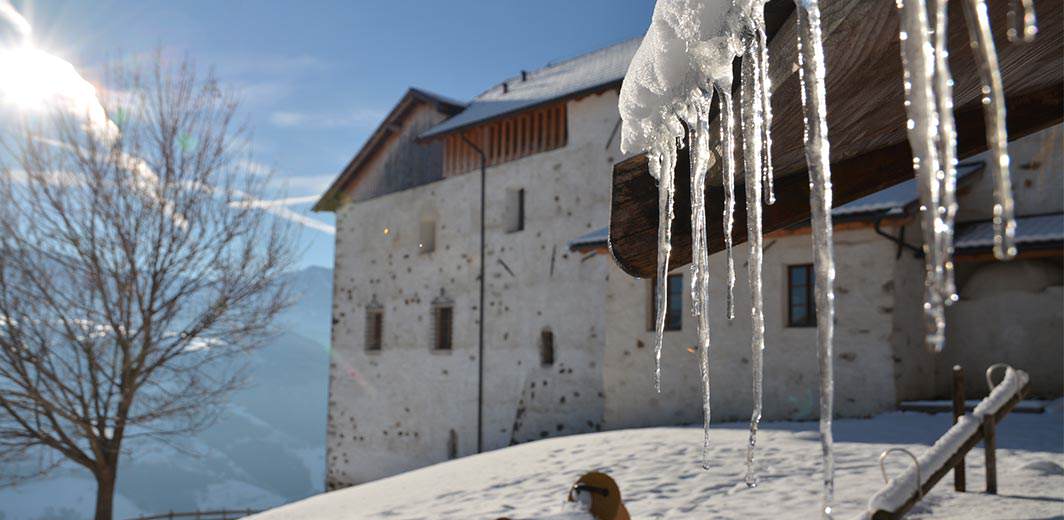 Schloss Gravetsch oberhalb vom Dorf Villanders