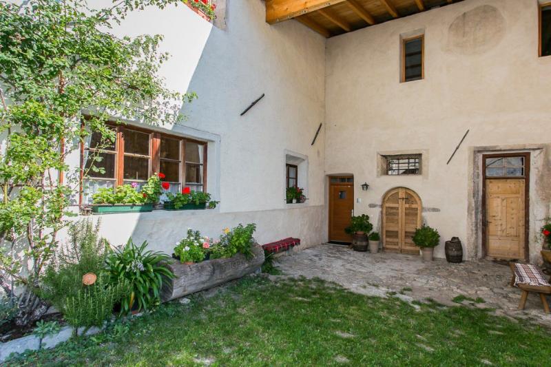 Cortile- Ansitz Schloss Gravetsch nella Valle d`Isarco